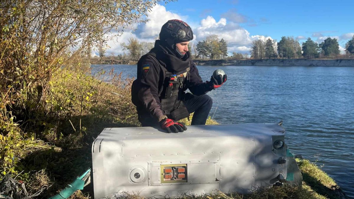 Працівник ДСНС сидить на березі Десни із залишками ракети