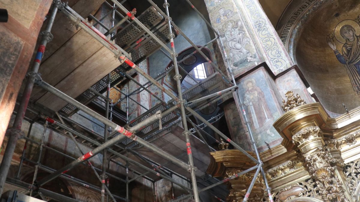 Риштування у північній частині трансепту Собору Святої Софії для дослідження настінних розписів