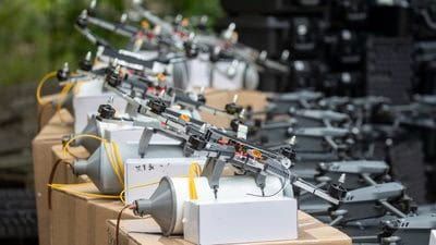 Кияни передали на фронт понад 2400 дронів і вантажівки для ЗСУ Кияни передали на фронт понад 2400 дронів і вантажівки для ЗСУ