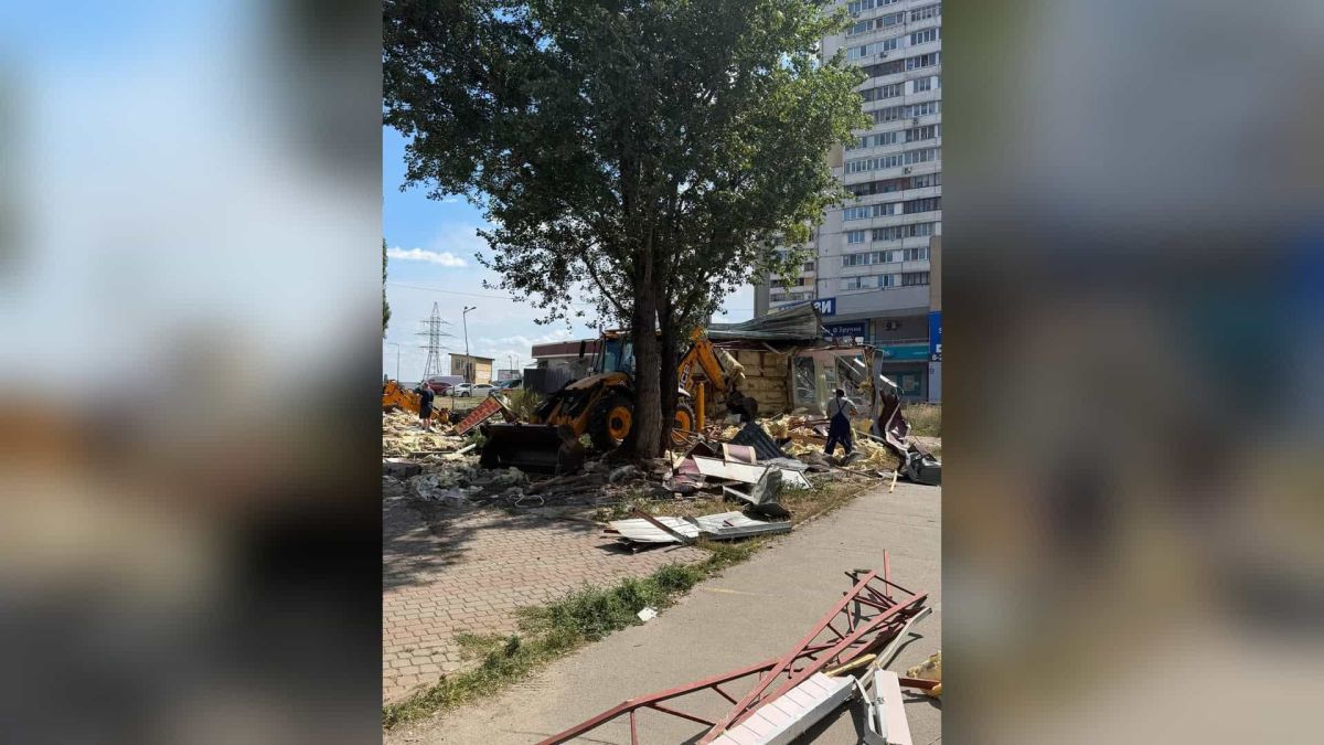 МАФи на Бажана демонтували та звільнили дерево, яке роками росло в полоні Демонтаж МАФів на проспекті Миколи Бажана у Києві: дерево, що роками росло в оточенні конструкцій, нарешті звільнене