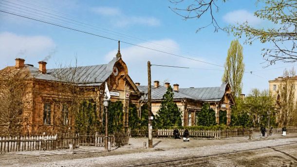 Кабмін відновлять у дусі кінцугі після удару 7 вересня: Київ і Варшава обговорили підхід Стара колоризована листівка з дерев'яними будинками Маріїнської громади сестер-жалібниць Червоного Хреста, башта з годинником і знаком Червоного Хреста, Київ початку XX століття