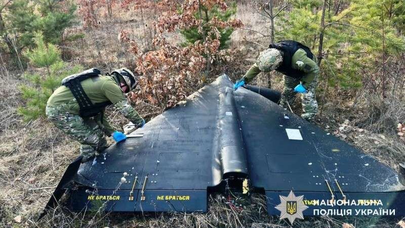 Атака дронів 2 травня: Київ та область провели ніч в укриттях, ППО працювала по цілях у небі Збитий російський БПЛА «Shahed». Фото: Національна поліція України