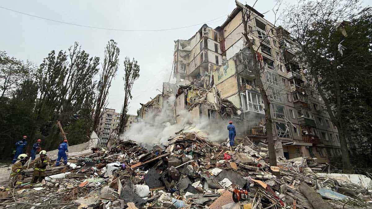 Київ. Рятувальні роботи після удару армії РФ по житловому будинку