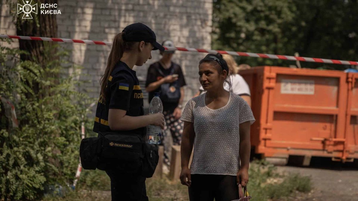 Рятувальники ДСНС розбирають завали у зруйнованому житловому будинку Дарницького району Києва після ракетного удару, 18 загиблих