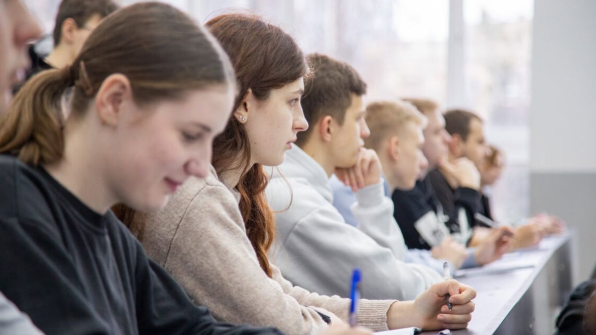 Абітурієнти під час підготовки до вступу в Київський національний університет будівництва і архітектури КНУБА