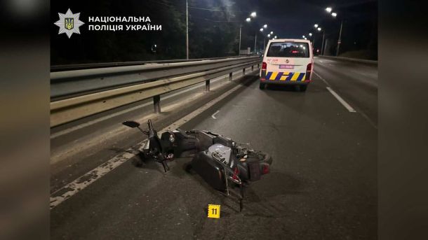 Місце смертельного ДТП на проспекті Академіка Глушкова в Києві, де Toyota Camry збила водія електроскутера 7 серпня