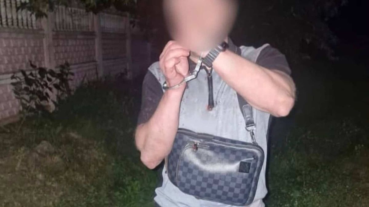 Поліцейські Київщини затримали 37-річного киянина, який вдарив знайомого ножем у поперек під час сварки в селі Пінчуки