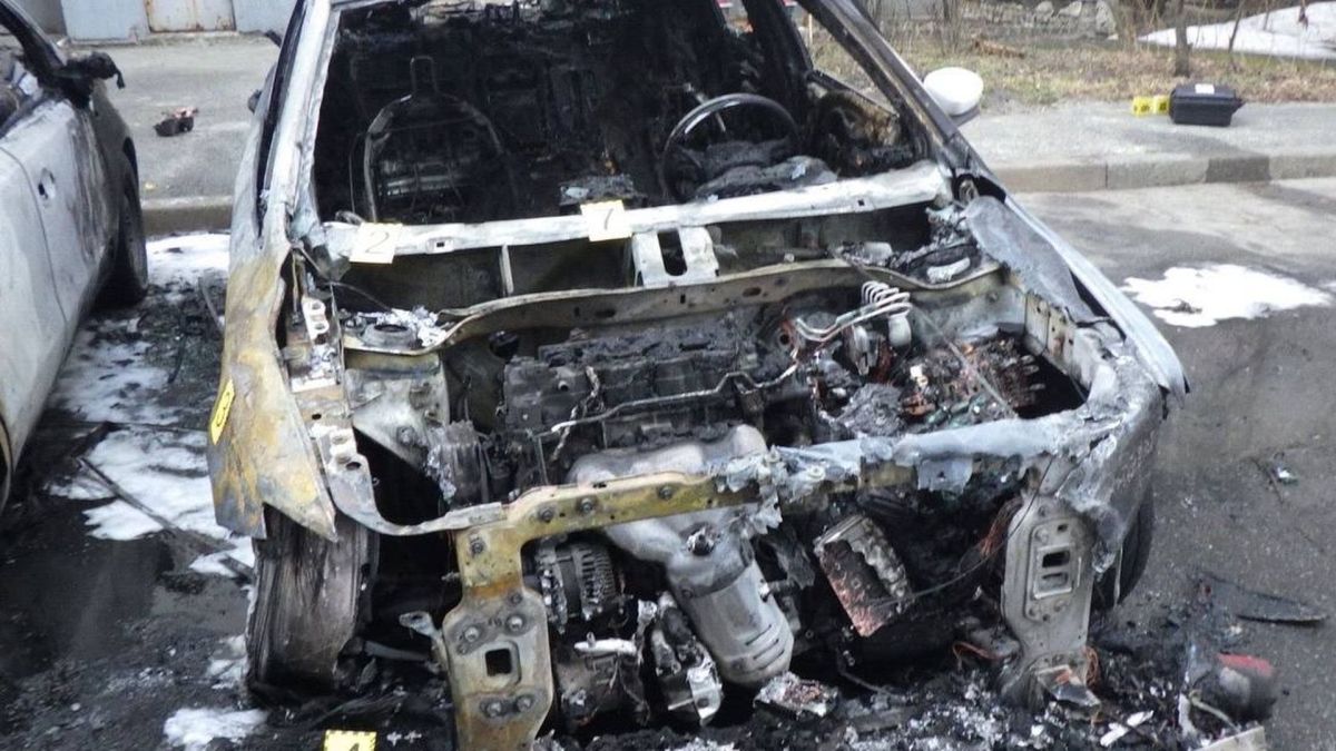 У Києві чоловік з помсти підпалив авто сусідки — постраждали три машини Згорілий автомобіль після підпалу в Києві, поруч пошкоджена сусідня машина, на місці працюють криміналісти