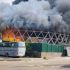 Густий дим і вогонь над модерністським ринком «Шайба» біля Центрального вокзалу в Києві після удару дрона 23 вересня 2026