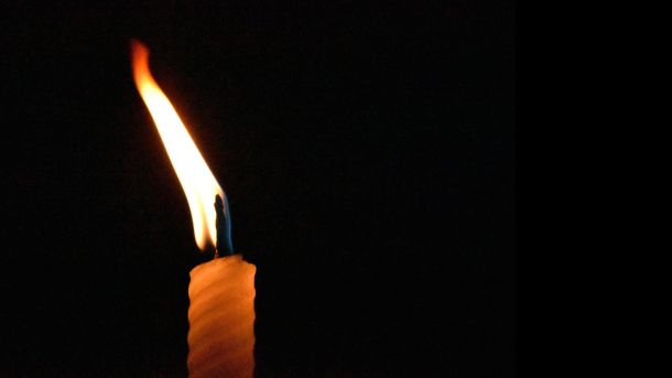 314 голосів за хвилину мовчання: що ухвалила Верховна Рада Запалена свічка на темному тлі