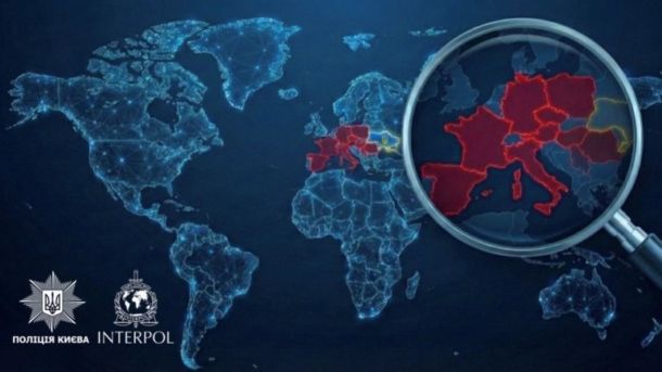 Мапа світу із лупою, що символізує розшук підозрюваних по всьому світу