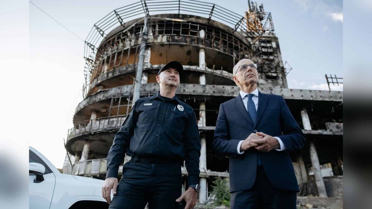 Лук’янівку та зруйновану багатоповерхівку показали лідерам Люксембургу й Естонії Посадовці МВС та ДСНС показують іноземним делегаціям із Люксембургу та Естонії наслідки російських ракетних ударів на Лук'янівці в Києві