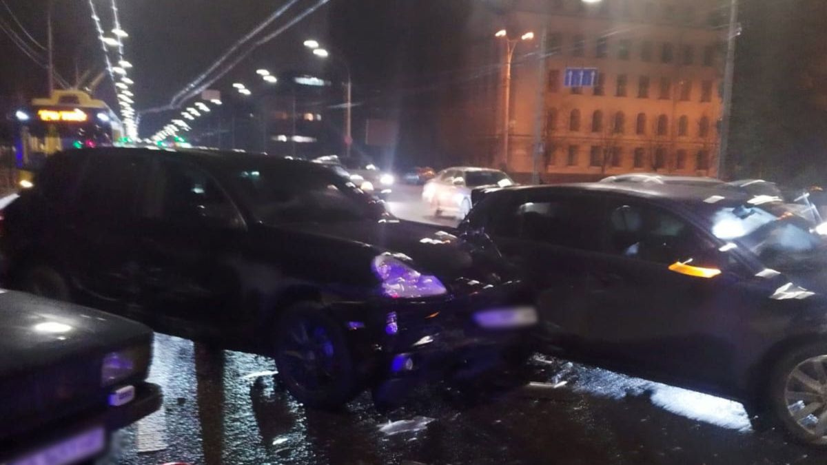 Автомобіль Porsche Cayenne після зіткнення з іншими автівками