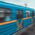 Синій вагон київського метро з помаранчевою смугою рухається вздовж платформи — ілюстрація до новини про закупівлю 224 нових вагонів