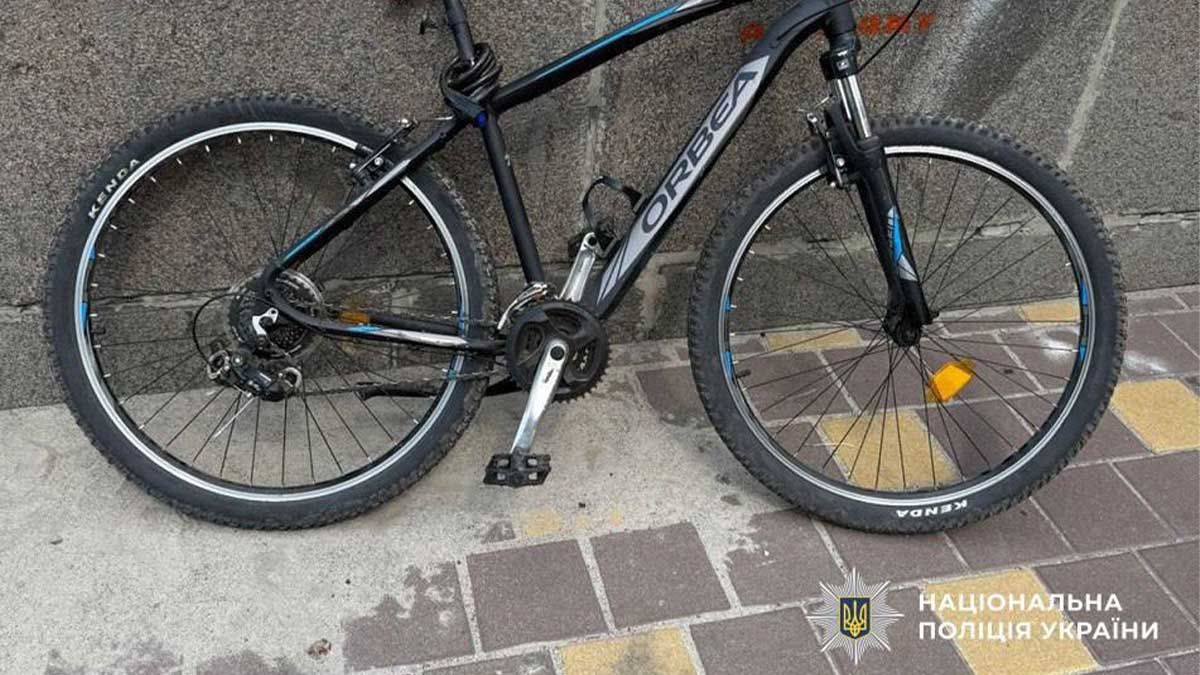 Аварія на Набережному шосе: велосипедист опинився під колесами вантажівки