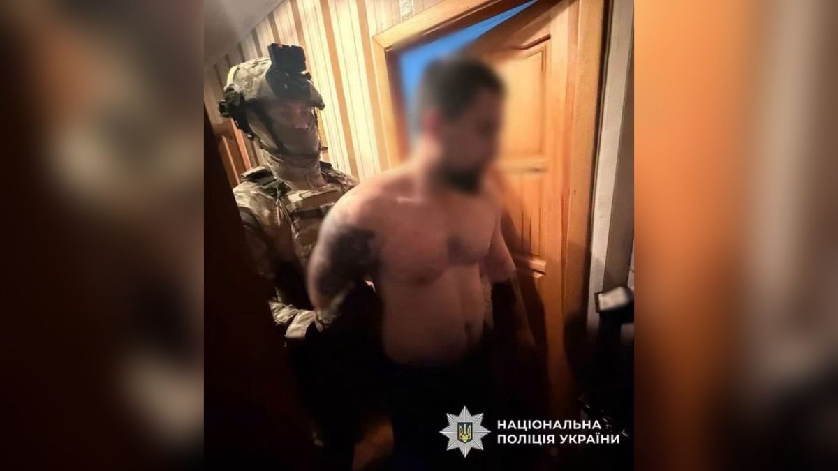 Неіснуючі запчастини для дронів: киянина судитимуть за обман волонтера Поліцейські документують схему продажу неіснуючих запчастин для дронів у Києві.. Поліцейські скерували до суду обвинувальний акт щодо 24-річного кияни