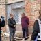 Головні новини Києва | Kyiv.News Поліцейські Національної поліції проводять слідчі дії з затриманим чоловіком біля цегляної будівлі у Києві