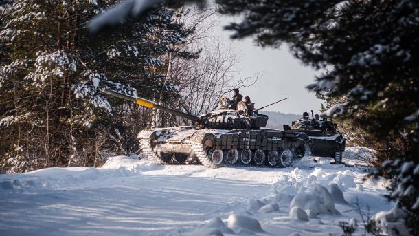 Вранці 9 лютого на Київщині відбили атаку дронів Танк ЗСУ з екіпажем рухається по засніженій лісовій дорозі в зимових умовах