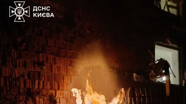 Російська атака на Київщину: загинула жінка, поранено її сина та батьків, у столиці уламки пошкодили будинки Російська атака на Київщину: загинула жінка, поранено її сина та батьків, у столиці уламки пошкодили будинки