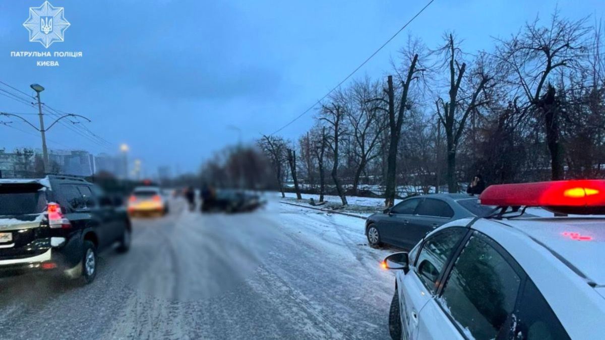 Дві ДТП блокують Борщагівську та Набережно-Лугову: як об'їхати На фото ДТП на вулиці Борщагівській