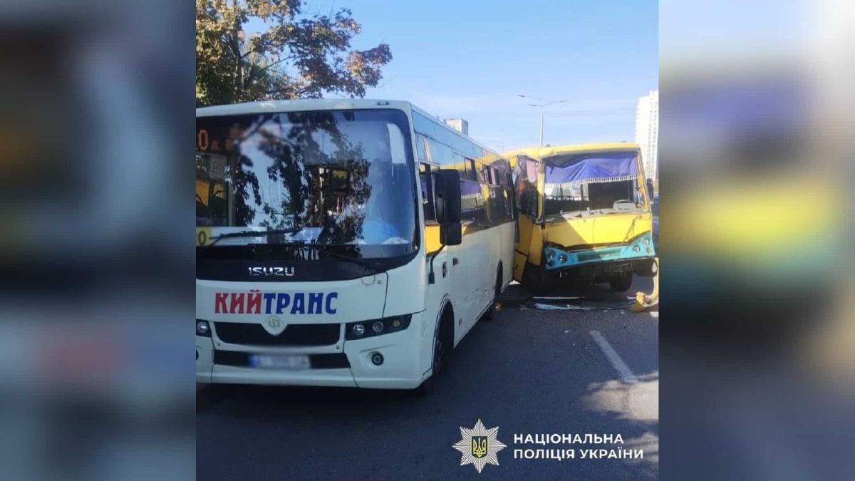 Зіткнення маршруток у Святошинському р-ні: троє травмованих (оновлено) Дві маршрутки після зіткнення на вулиці Симиренка у Святошинському р-ні Києва, у жовтої розбита кабіна, троє травмованих