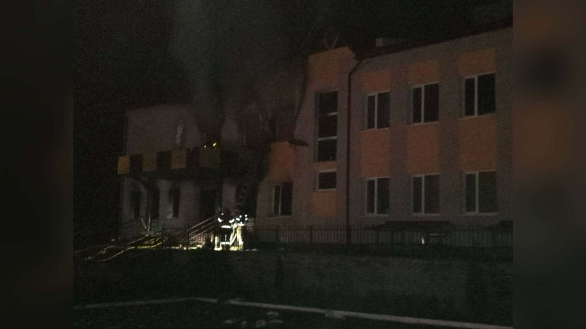 Російський дрон вдарив по ліцею у Вишгородському р-ні — пожежа 300 кв. м Пожежа в Іванківському ліцеї №2 у Вишгородському районі після удару російського дрона — вогонь охопив 300 кв. м будівлі