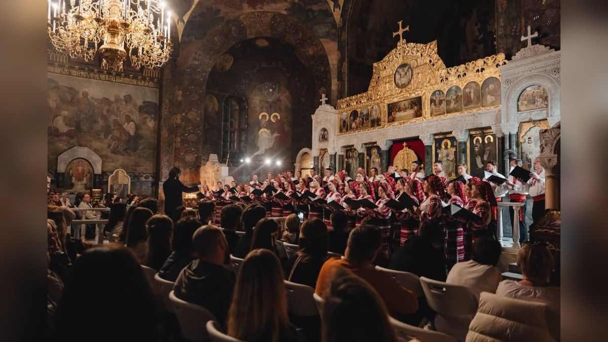 Хор імені Григорія Верьовки в українських строях виконує Літургію Стеценка перед іконостасом Трапезного храму Києво-Печерської лаври