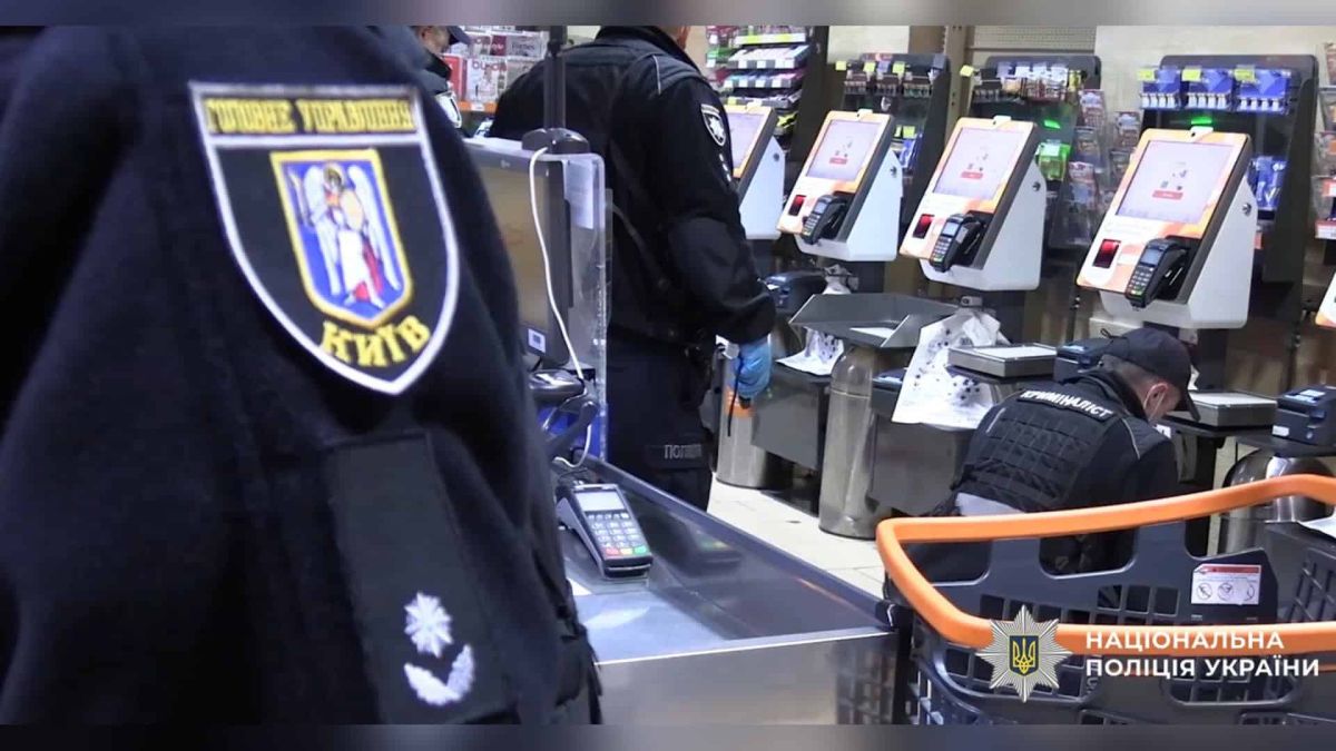 17-річного юнака підозрюють у вбивстві на Контрактовій площі в Подільському р-ні Контрактова площа у Подільському р-ні Києва, де 17-річний підозрюваний завдав ножового поранення 18-річному юнаку