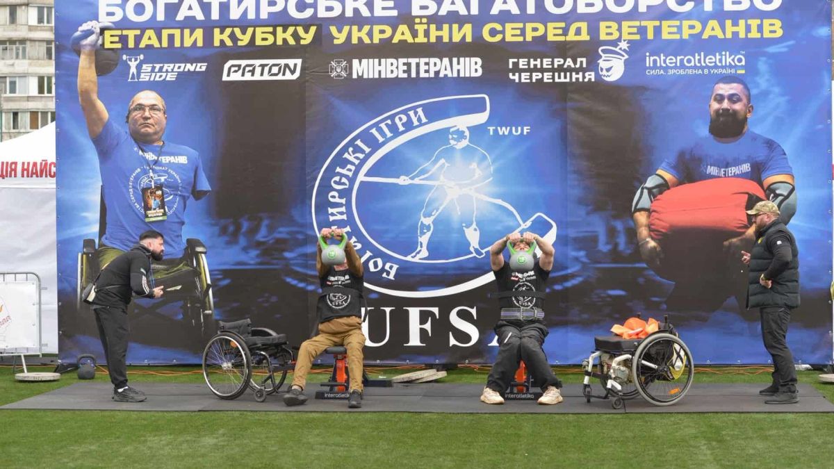 Ветерани війни змагаються з гирями на І етапі Кубку України з богатирського багатоборства на стадіоні у Вишневому. Учасники в колясках виконують вправи.