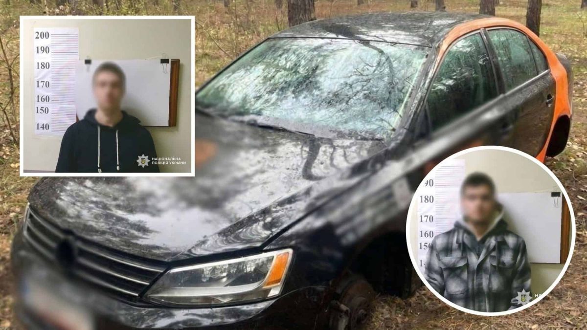Двоє підозрюваних студентів на фото поліції та понівечений Volkswagen у лісосмузі Деснянського району Києва