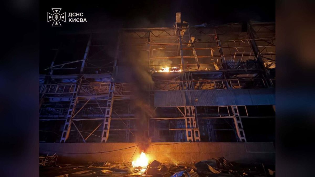 Рятувальники ДСНС ліквідують пожежу у двоповерховій нежитловій будівлі в Голосіївському р-ні після російського удару