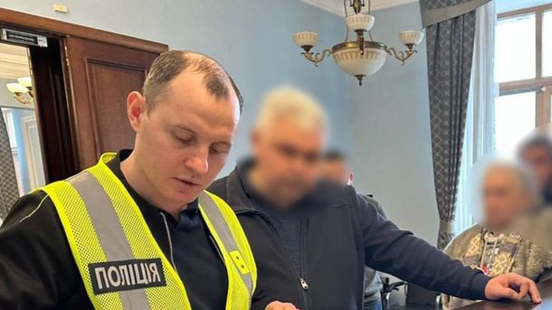 Поліцейський з підозрюваним чиновником