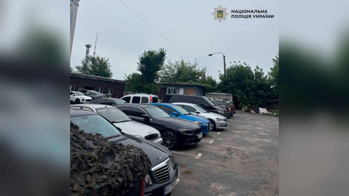 Підприємця підозрюють у захопленні 20 соток в центрі Києва Паркувальний майданчик на самовільно захопленій земельній ділянці в історичному центрі Києва, вулиця Бакинська, 20 соток