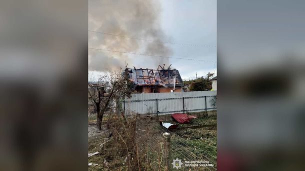 Пожежники гасять палаючий дах приватного будинку на Київщині після російської атаки, над будинком густий дим