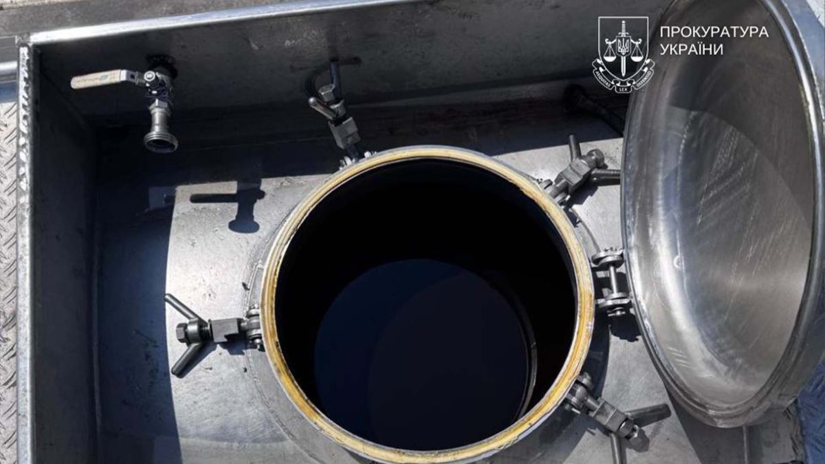 Один з баків, яким перевозили олію