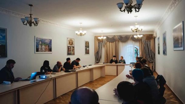 У музеї Майдану вперше показали «Отруту» про вибори 2004 року Учасники міжнародного семінару з афонською делегацією монастиря Есфігмен у залі Національного заповідника «Києво-Печерська лавра»