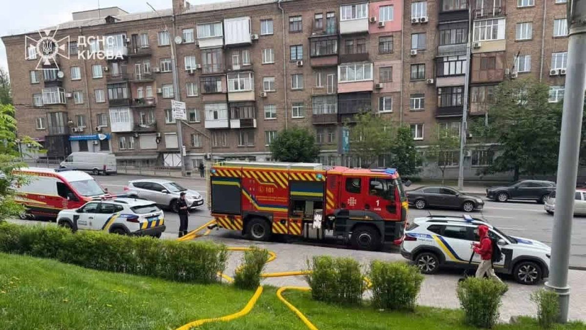 Пожежна машина та поліцейські автомобілі на бульварі Лесі Українки у Печерському районі Києва під час гасіння пожежі у житловому будинку