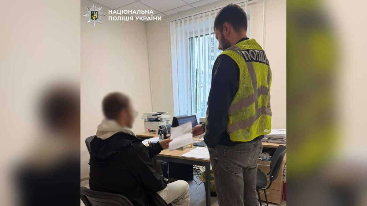 Поліція Києва повідомила 25-річному чоловіку про підозру в розбещенні малолітнього та зберіганні заборонених матеріалів