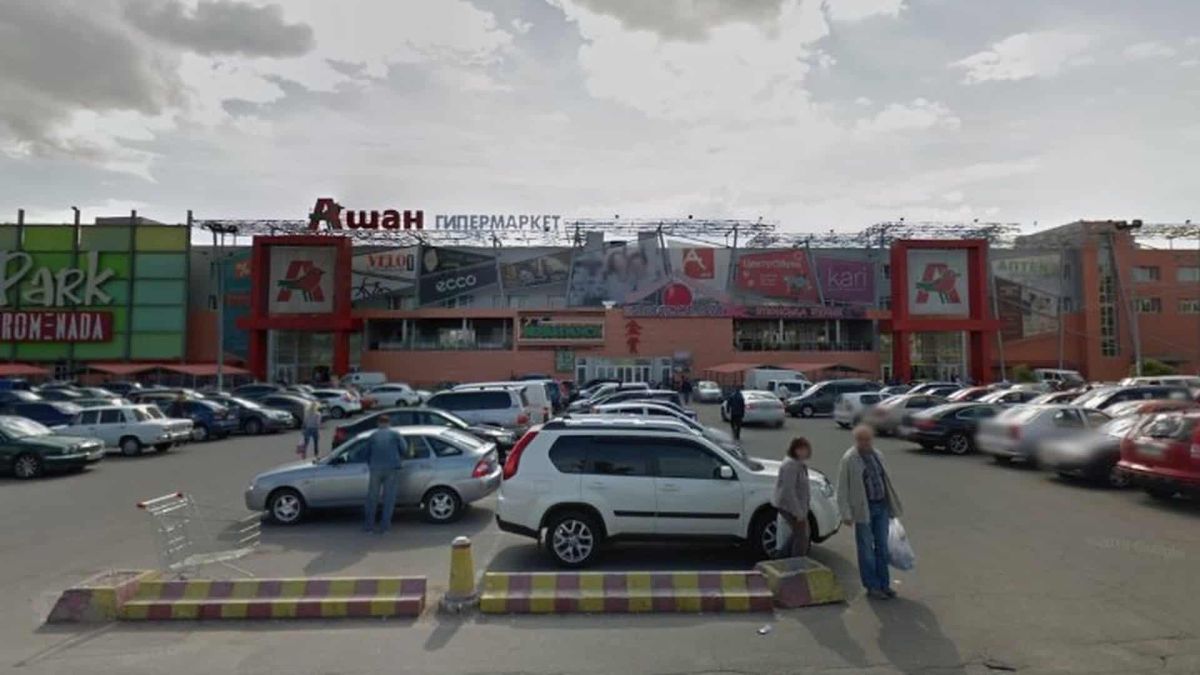 На Великій Кільцевій у Києві закривається Auchan Гіпермаркет Auchan на вулиці Велика Кільцева у Києві — зовнішній вигляд та парковка