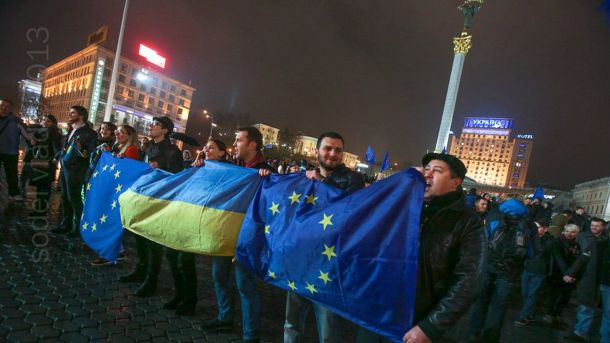 Молодь з прапорами ЄС і України стоїть на Майдані, 21 листопада 2013 року