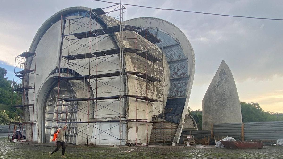 Будівля крематорію в Києві під час реставраційних робіт, оточена риштуванням