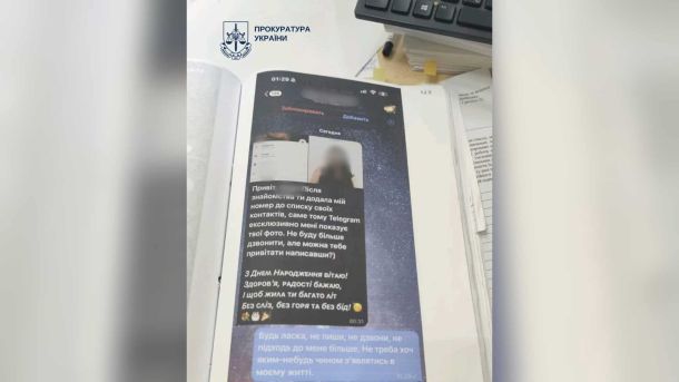 Силует чоловіка біля смартфона — київський підозрюваний переслідував 11 жінок і зламував їхні акаунти з 2017 року