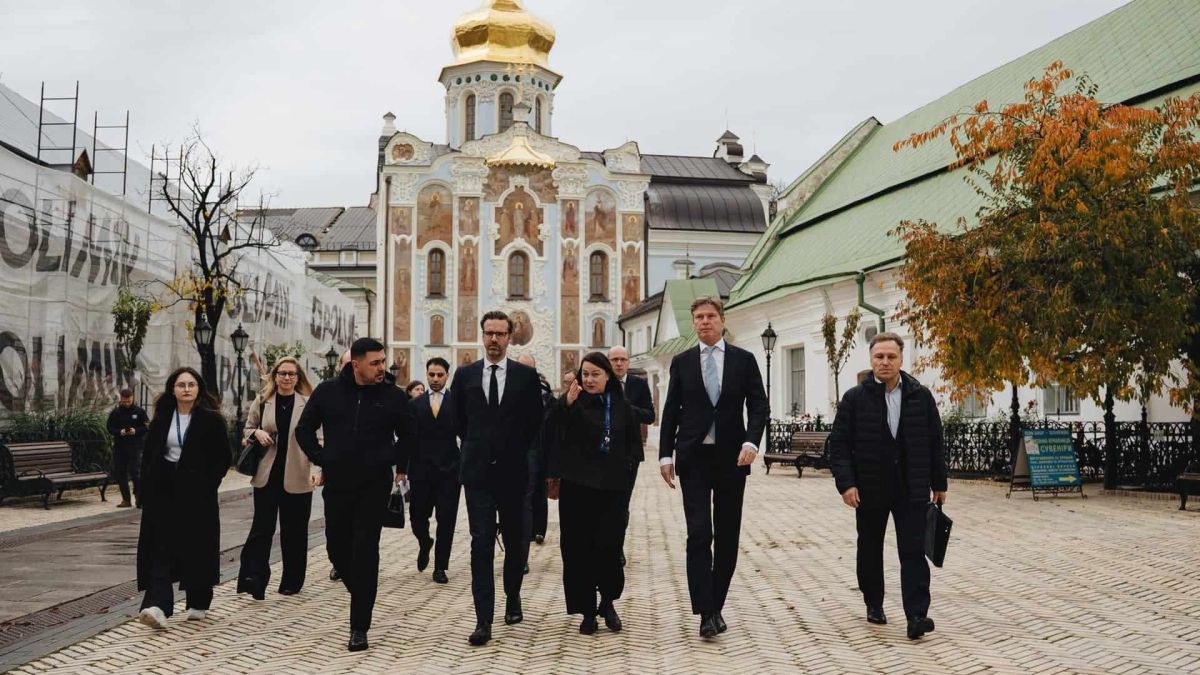 Лавра показала делегації Нідерландів пошкоджений атакою Успенський собор Делегація Нідерландів разом із представниками заповідника йде територією Києво-Печерської лаври на тлі Троїцької надбрамної церкви