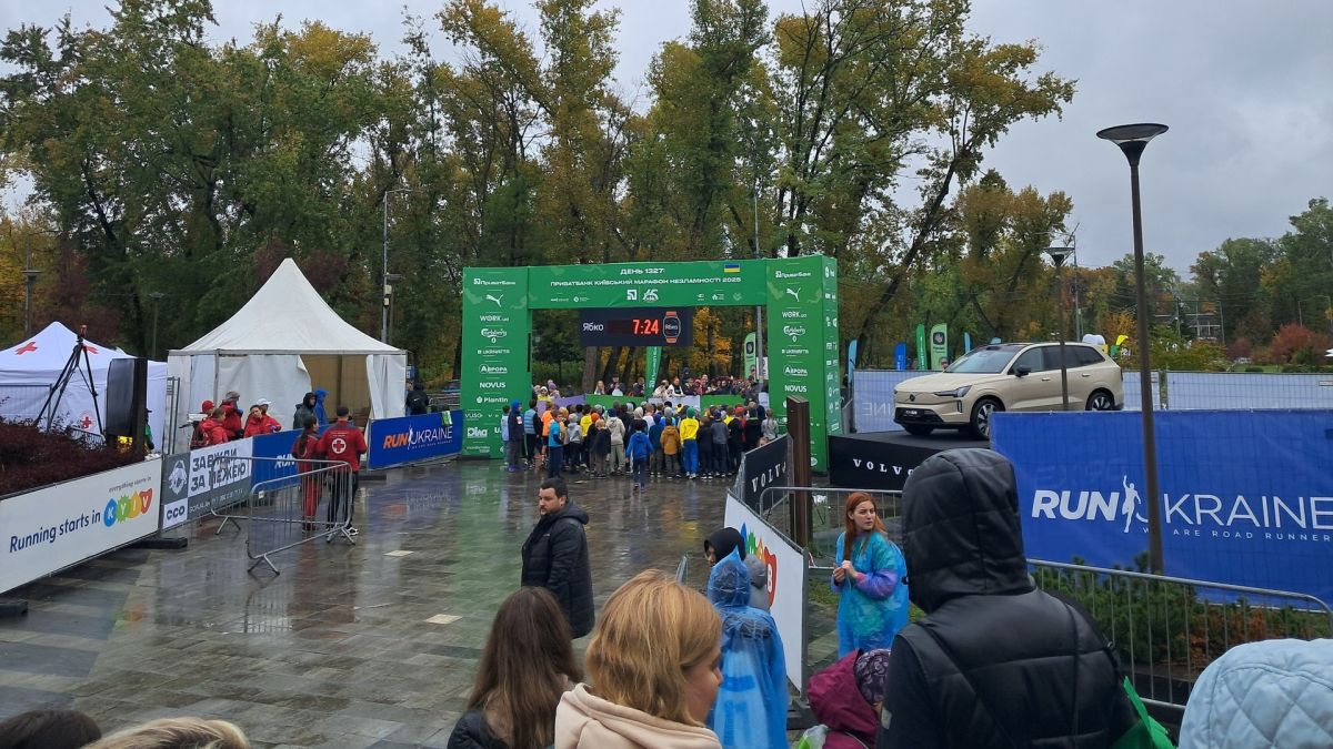 13 тисяч киян біжать у Марафоні Незламності Марафон Незламності починається в Києві, до забігу готуються десятки дітей, люди стоять під зеленими воротами старту