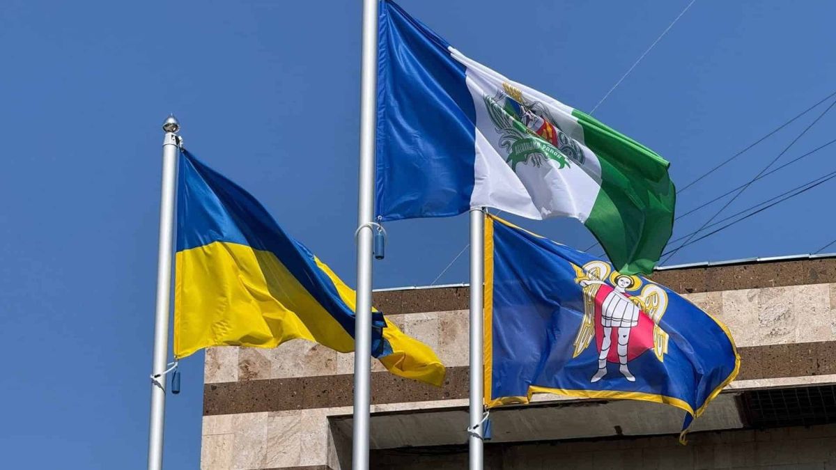 Учасники церемонії вшанування кладуть квіти до Алеї Героїв Деснянського району в Києві 15 липня