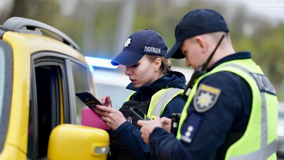 Поліція затримала грабіжника, який обікрав 11-річного хлопчика у Голосієво двое поліцейських чоловік та жінка