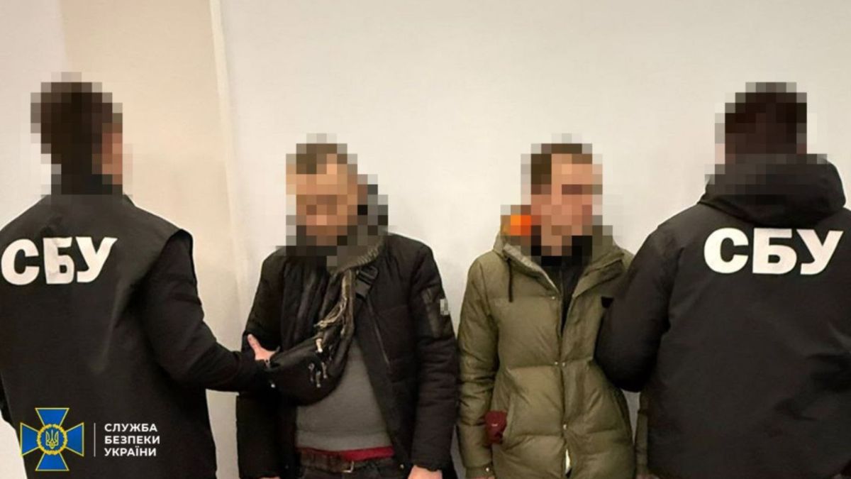 Затримані два агенти ФСБ, які готували обстріл Київщини — СБУ Працівники СБУ і двоє затриманих підозрюваних