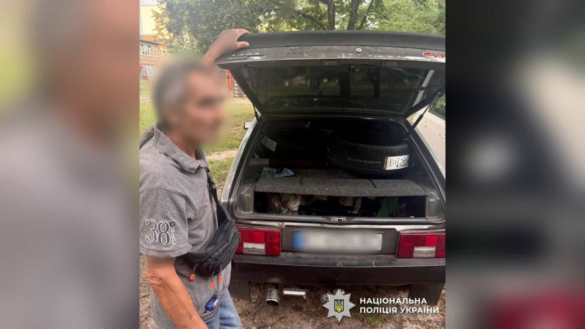 Крадіїв 9 автошин із магазину в Дніпровському районі затримала поліція Поліцейські Дніпровського району Києва затримали двох підозрюваних у крадіжці 9 автошин із магазину автомобільних товарів