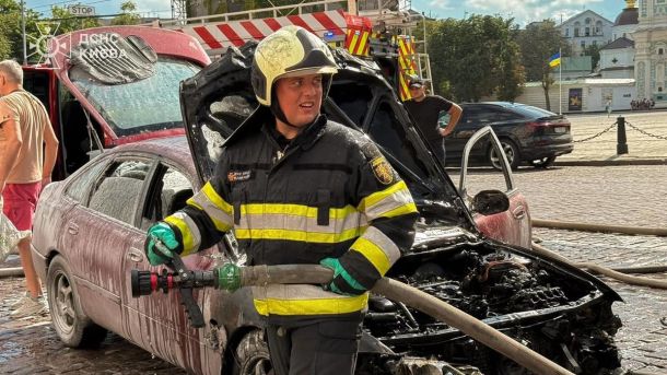 Пожежа біля Софійської площі: рятувальники ліквідували загоряння автомобіля Mazda в центрі Києва