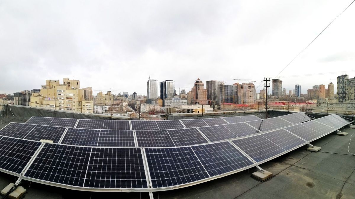 Сонячні панелі на даху будинку — один із 5 тисяч об'єктів розподіленої генерації, підключених ДТЕК у 2025 році